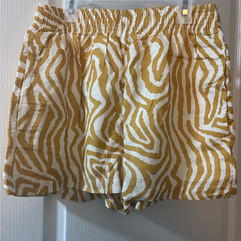 Dynamite Gold and White High Waist Shorts NWOT

WAIST 13 1/2’ - 17’ 
RISE 12’